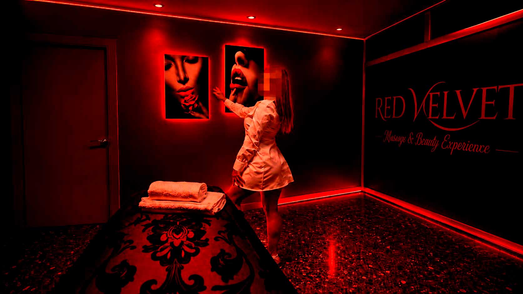 Profesional en sala privada Red Velvet con camilla